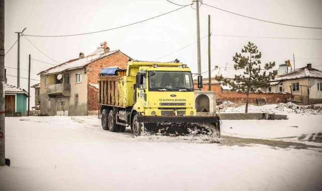 Mahallelerde kar temizleme, küreme ve tuzlama çalışmaları
