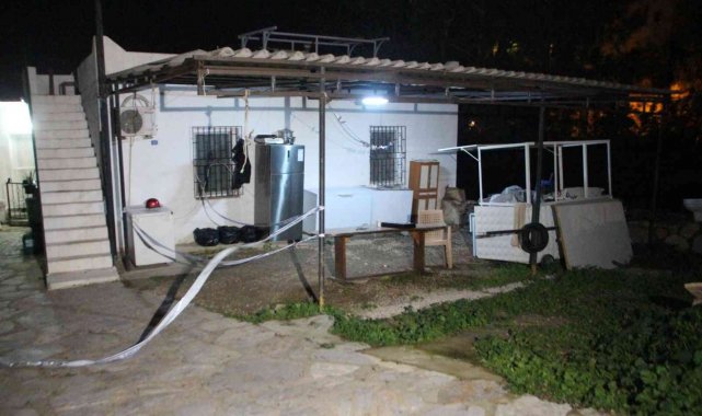 Mahalleli deprem sandı: Duvar yıkıldı, evler tahliye edildi