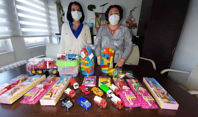 Mahkemelik oldukları kişiyle çocuk yuvasına 'oyuncak' alarak uzlaştılar