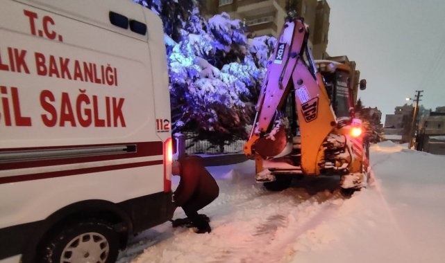 Mahsur kalan ambulans için seferber oldular