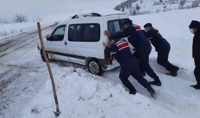 Mahsur kalan diyaliz hastasının yardımına jandarma yetişti