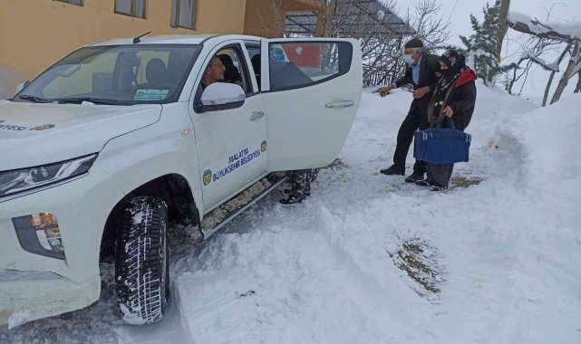 Malatya Büyükşehir Belediyesi mahsur kalan vatandaşların imdadına yetişiyor