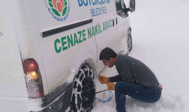 Malatya Büyükşehir mezarlıklar müdürlüğünün zorlu kar mesaisi