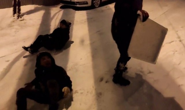 Malatya'da çocukların tepsiyle kar keyfi