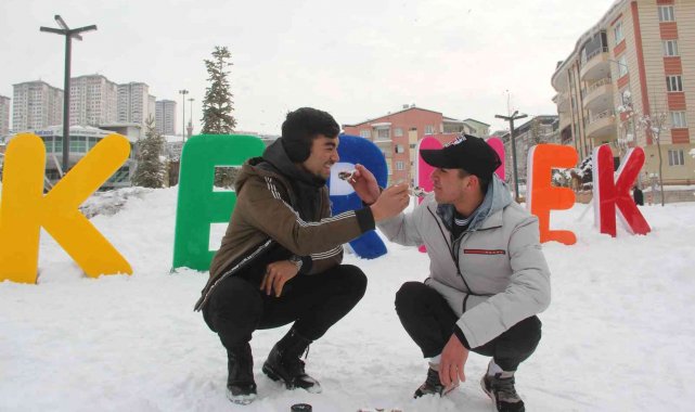 Malatya'da gençler karlı pekmezinin tadını çıkardı