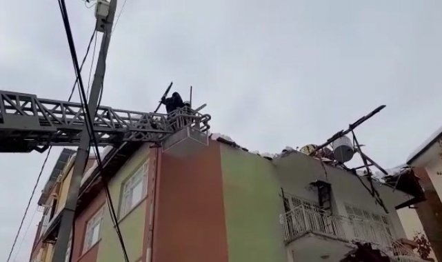 Malatya'da kar kütlesini taşıyamayan iki evin çatısında çökme meydana geldi