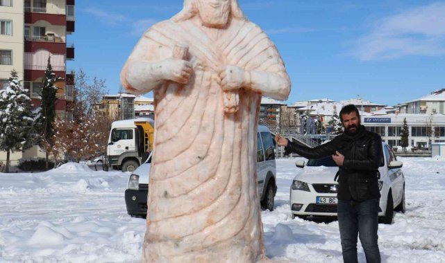 Malatya'da kardan dev Tarhunza heykeli yoğun ilgi görüyor