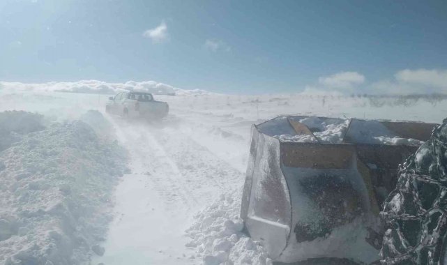 Malatya'da karlı yoları açma çalışmaları sürüyor