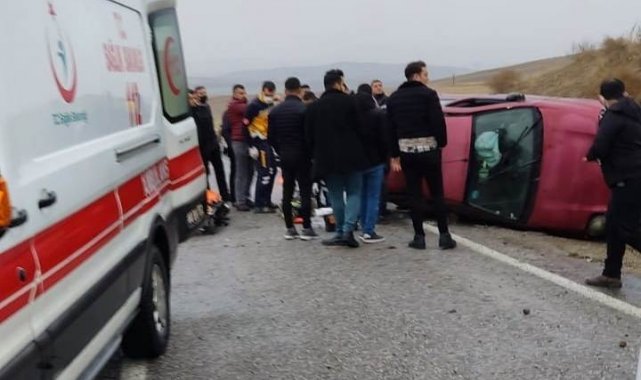 Malatya'da kontrolden çıkan araç yan yattı: 3 yaralı