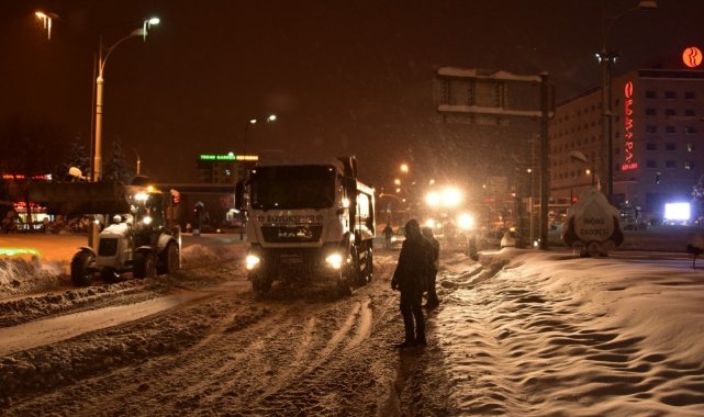 Malatya'da loğun kar mesaisi