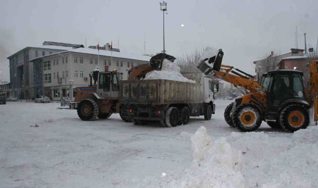 Malazgirt'te kar yağışı hayatı olumsuz etkiledi