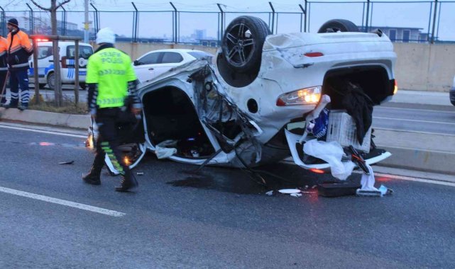 Maltepe&#039;de aydınlatma direğine çarpan araç takla attı: 3 yaralı