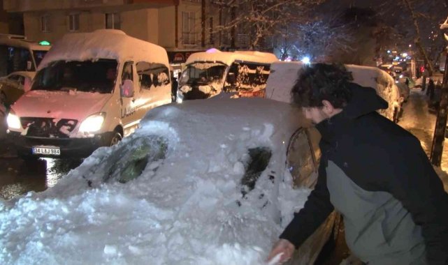 Maltepe'de kar sonrası sürücüler yolda kaldı, trafik oluştu