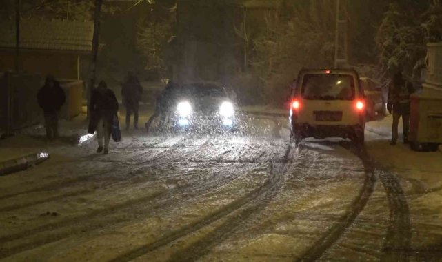 Maltepe'de karla kaplanan yollarda araçlar kaydı