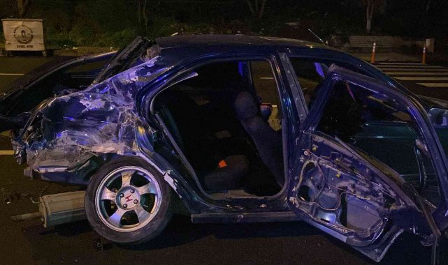 Maltepe&#039;de kontrolünü kaybeden otomobil park halindeki minibüse çarptı: 3 yaralı