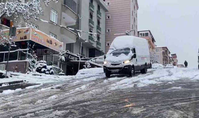 Maltepe'de sokaklar beyaza büründü, sürücüler zor anlar yaşadı