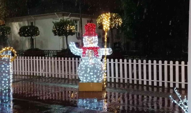 Manavgat şehir merkezine 14 yıl aradan sonra kar yağdı