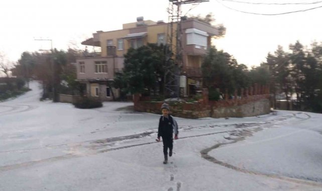 Manavgat'a yağan dolu, turizm merkezini beyaz örtüyle kapladı