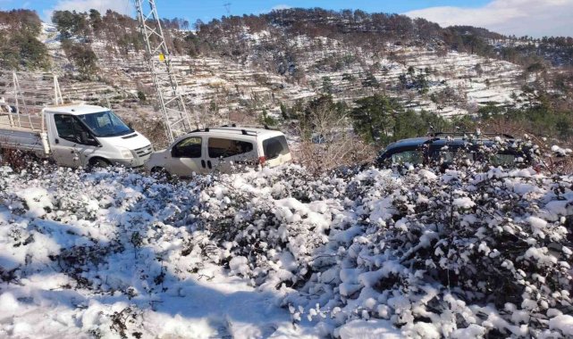 Manavgat&#039;ta araçlar yolda mahsur kaldı