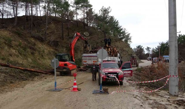 Manavgat&#039;ta aşırı yağış heyelana sebep oldu, karayolu çöktü