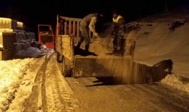 Manisa'da karla mücadele devam ediyor