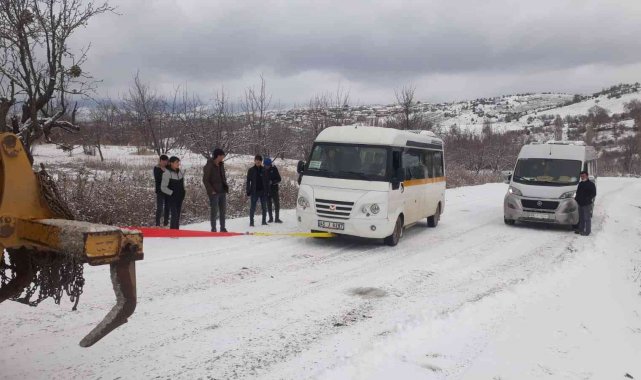 Manisa'da karla mücadele sürüyor