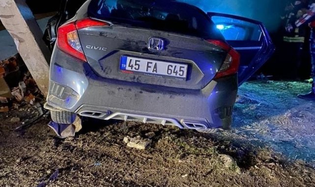 Manisa'da otomobil elektrik direğine çarptı: 1 ölü, 2 yaralı