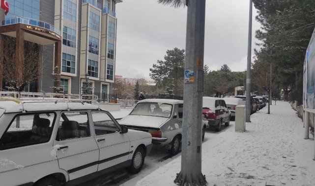 Manisa&#039;nın Demirci ilçesinde eğitime bir günlük kar arası