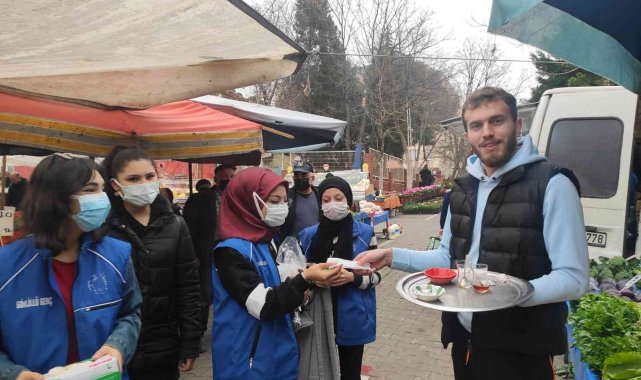 Manyaslı gençler esnaf ve vatandaşlara maske dağıttı
