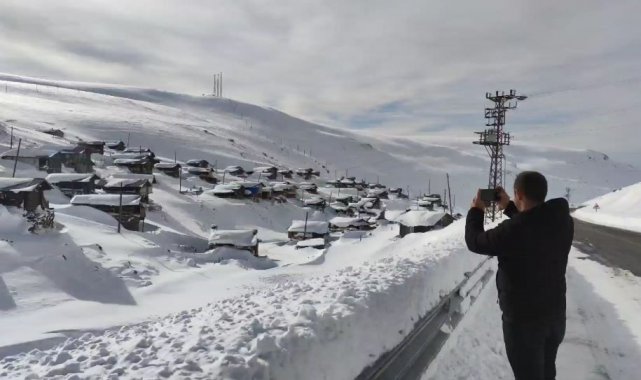 Manzarayı görenler durup cep telefonuna sarılıyor