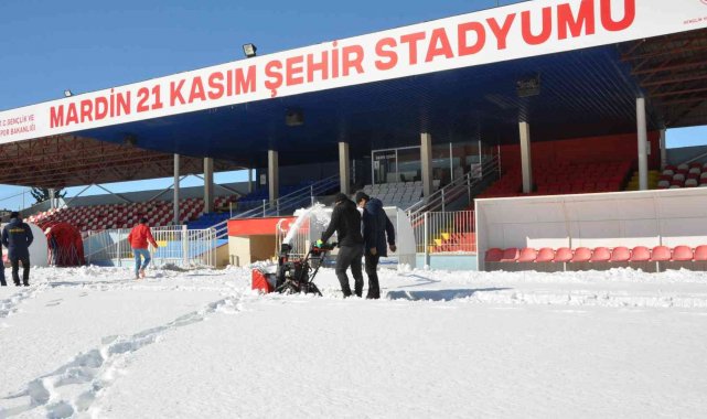 Mardin Stadı Ağrı maçı için kardan temizleniyor