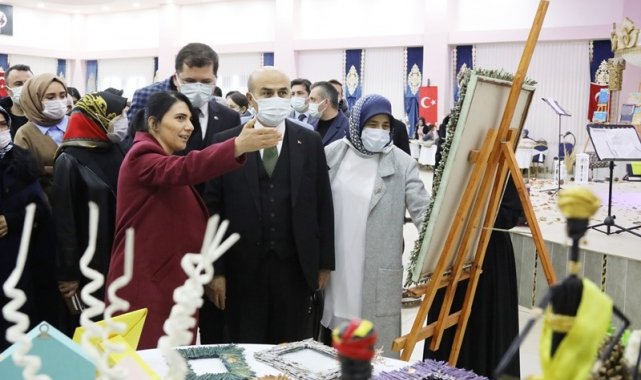 Mardin'de gelirleri köy okullarına bağışlanan şiir ve müzik etkinliği düzenlendi