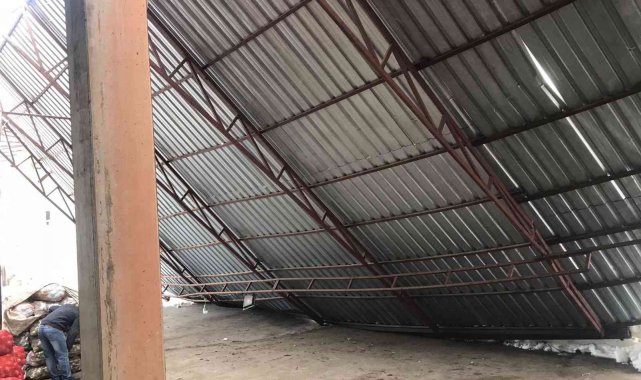 Mardin'de kar, sebze halinin çatısını çökertti