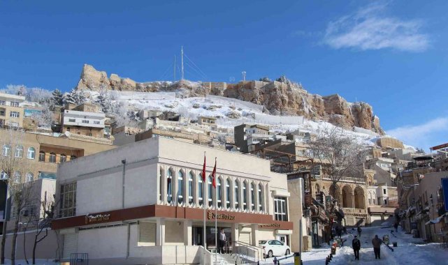 Mardin'de tarihi mekanlar beyaz örtü ile süslendi