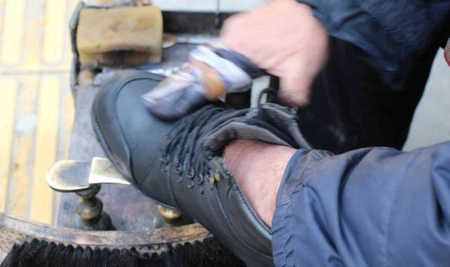 Mardinli ayakkabı boyacısı, dayısından öğrendiği mesleği 47 yıldır aşkla yapıyor