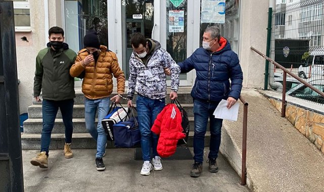 Marketten 19 şişe alkol çalan iki kişi kamera kayıtlarına takıldı