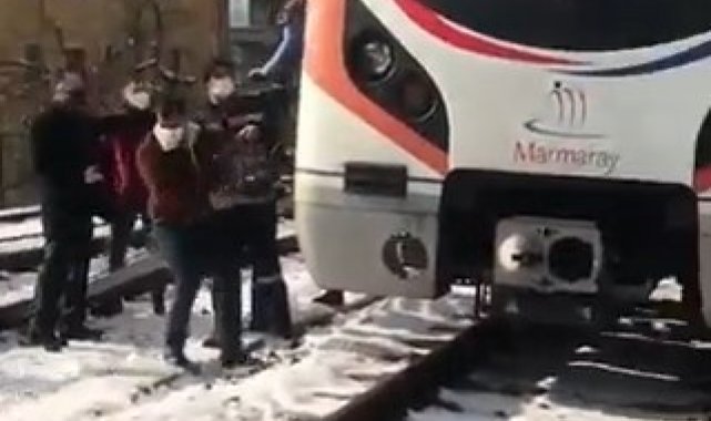 Marmaray Suadiye istasyonunda tren arıza yaptı, yolcular diğer istasyona yürüdü