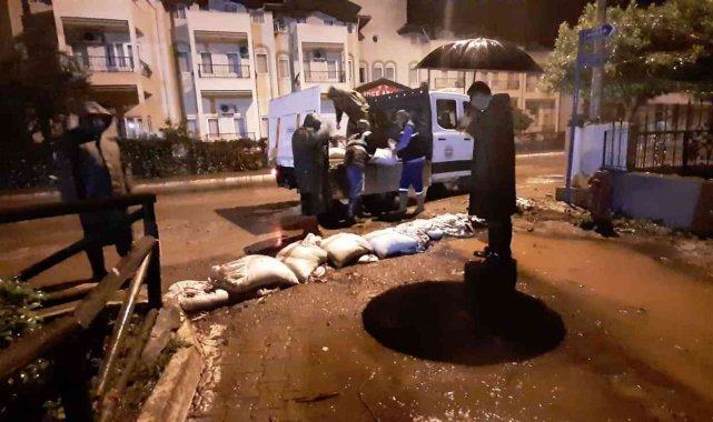 Marmaris Belediyesi, sağanak yağışlar sonrası gece gündüz çalışıyor