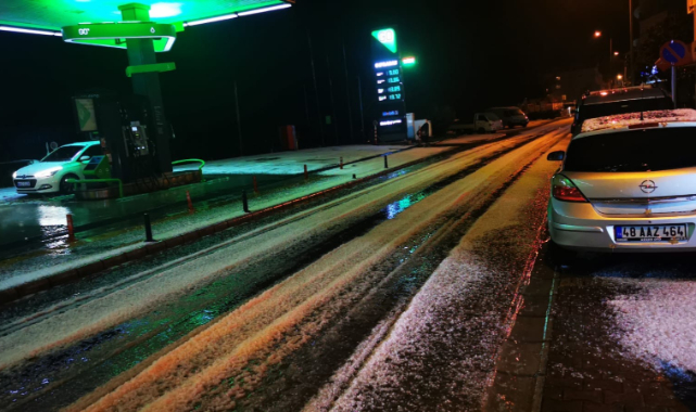 Marmaris beyaza büründü, dolu yağışı tüm ilçede etkili oldu