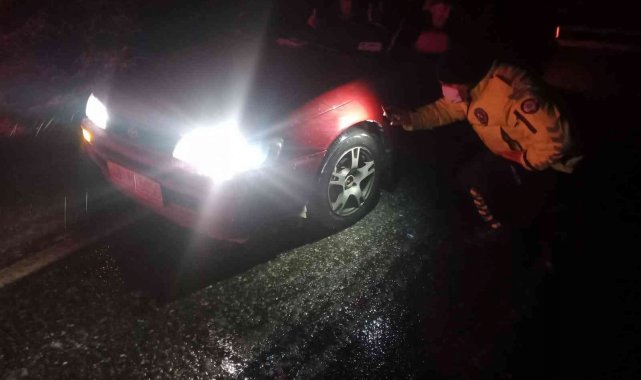 Marmaris'te bölge trafik ekipleri yolda kalan sürücülere çay ikram etti