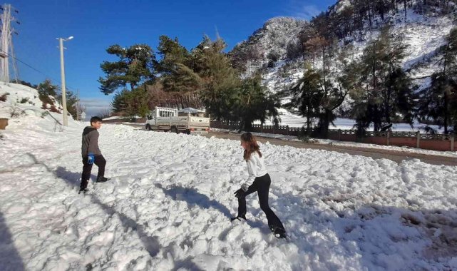 Marmaris&#039;te yağan kar vatandaşlar için eğlence oldu