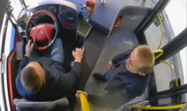 Maske takmamakta direnen vatandaşı otobüsten indirdi