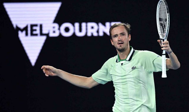 Medvedev, geriden gelerek yarı finale çıktı