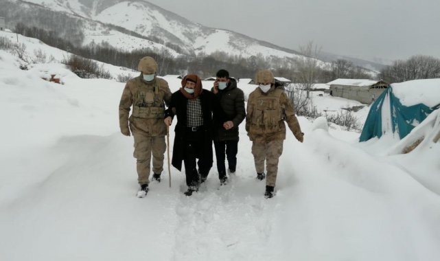 Mehmetçik, mahsur kalan yaşlı hasta için seferber oldu