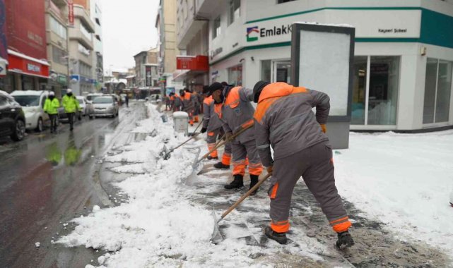 Melikgazi'de aralıksız kar mesaisi