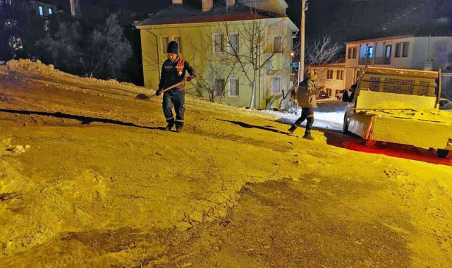 Menteşe'de kar mesaisi gece de devam etti