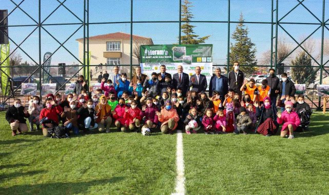 Meram'da 10 okulun bahçesine halı saha kazandırıldı