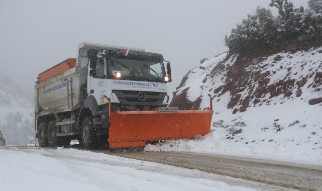 Merkezefendi'de karla mücadele çalışmaları sürüyor