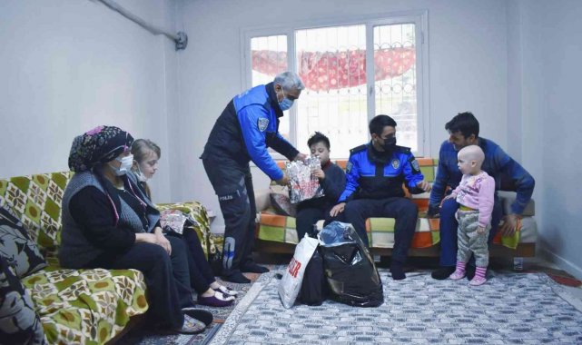 Mersin polisinden Elif ve Hafize'ye anlamlı ziyaret