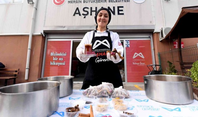 Mersin'de belediyeden vatandaşlara 'kaynar' ikramı